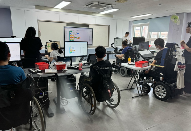 ▲ 광운대 SW봉사단 '소원'이 교육봉사 활동을 펼치고 있다.ⓒ광운대