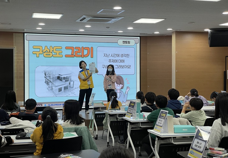 ▲ 초등학생들을 위한 유스해커톤에서 멘토링 모습.ⓒ광운대