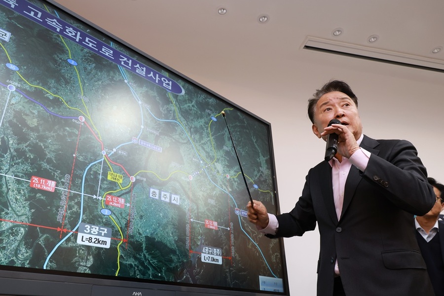 ▲ 김영환 충북도지사가 17일 오후 도청에서 충청내륙고속화도로 개통과 관련해 브리핑을 하고 있다.ⓒ충북도
