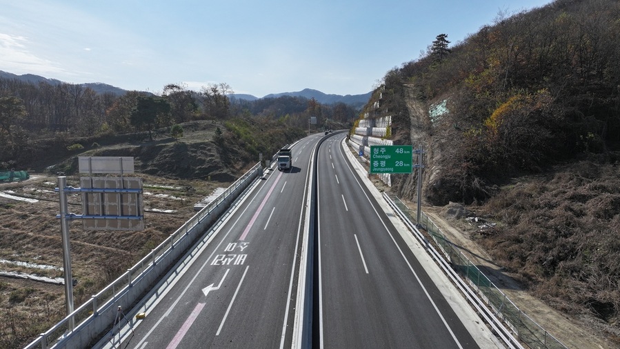 ▲ 충청내륙고속화도로 청주 상리터널에서 충주 대소원면까지 40.4㎞가 완전히 연결 개통된 모습.ⓒ충북도