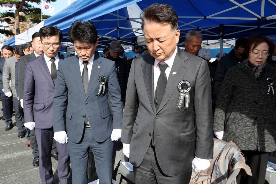 ▲ 제86회 순국선열의날 기념식이 삼일공원에서 열렸다. 김영환 충북도지사, 이양섭 충북도의장 등이 선열들의 독립정신을 기리고 있다.ⓒ충북도