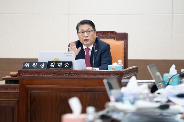 ▲ 김대중 인천시의원이 17일 인천 어촌특화지원센터와 귀어귀촌지원센터의 운영 과정에서 지방보조금의 중복지원에 대해 집중 추궁하고 있다. ⓒ인천시의회 제공