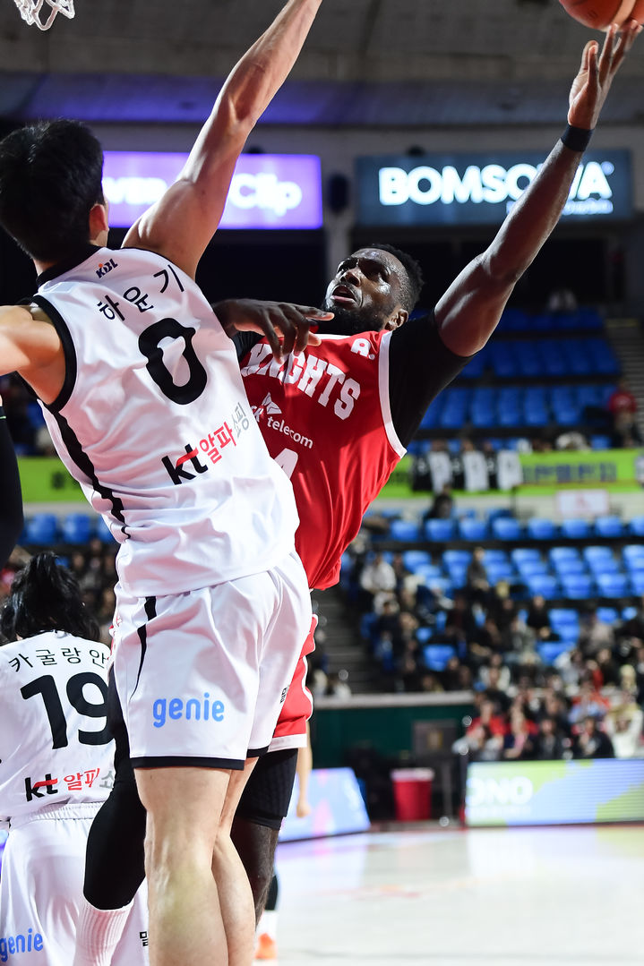 ▲ 워니가 트리블더블을 작성한 SK가 kt를 꺾고 통신사 대전 7연승을 달렸다.ⓒKBL 제공