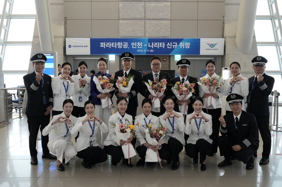 ▲ 윤철민 대표(뒷줄 오른쪽에서 다섯번때)와 임직원들이 신규 취항 기념행사게 참가했다. ⓒ파라타항공