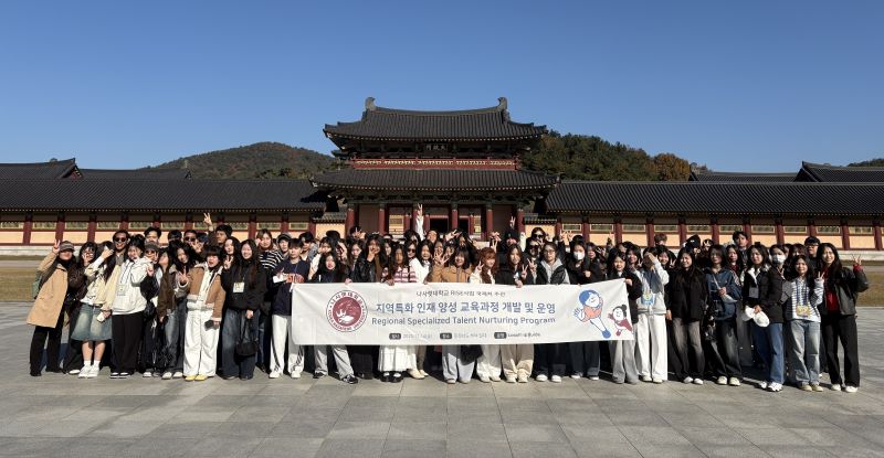 ▲ 외국 유학생들이 나사렛대 충남 RISE 지역특화 인재 양성 사업의 일환으로 충남 부여 일대의 문화 유적지를 탐방하고 있다.ⓒ나사렛대