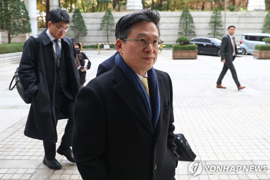 ▲ 채상병 순직 사건 수사를 방해한 혐의를 받는 김선규 전 고위공직자범죄수사처(공수처) 부장검사가 구속 전 피의자 심문(영장실질심사)을 받기 위해 17일 서초구 서울중앙지법으로 출석하고 있다.ⓒ연합뉴스