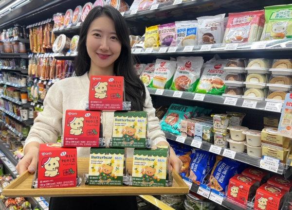 ▲ 모델이 GS25가 4천원 대로 선보인 크리스마스 미니케이크를 소개하고 있다.ⓒGS25