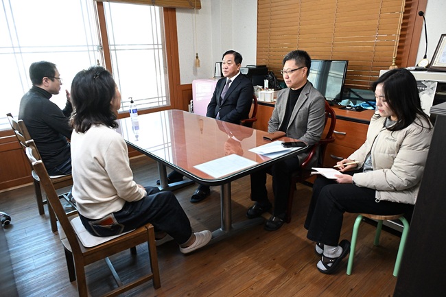 ▲ 평창군이 18일 하반기 현안 사업장 점검 및 민생 현장 투어의 일환으로 방림면에 있는 노인요양시설을 방문했다. ⓒ평창군