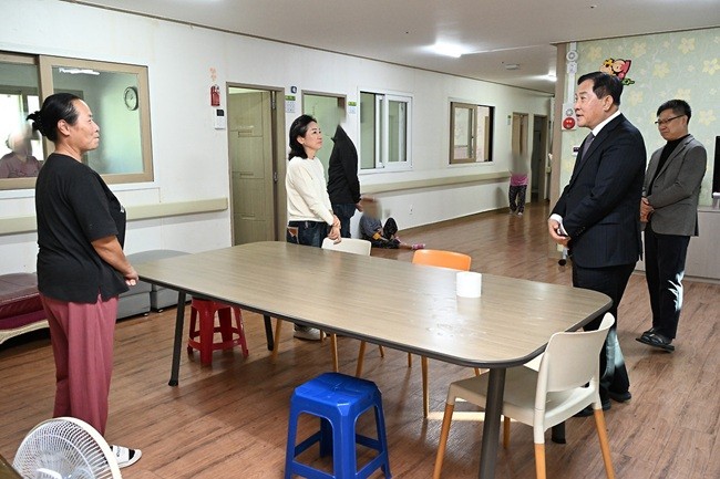 ▲ 평창군이 18일 하반기 현안 사업장 점검 및 민생 현장 투어의 일환으로 방림면에 있는 노인요양시설을 방문했다. ⓒ평창군