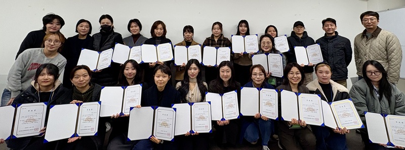 ▲ 한글 전시기획자 양성 과정’을 마친 수료생 22명이 기념촬영을 하고 있다.ⓒ세종시광관문화재단