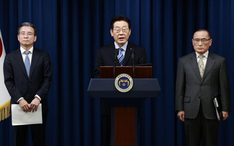 ▲ 이재명 대통령이 14일 서울 용산 대통령실에서 한·미 간 관세·안보 합의를 문서화하는 '조인트 팩트시트(JFS·합동설명자료)' 관련 발표를 하고 있다. 왼쪽부터 김용범 정책실장, 이 대통령, 위성락 국가안보실장. ⓒ뉴시스