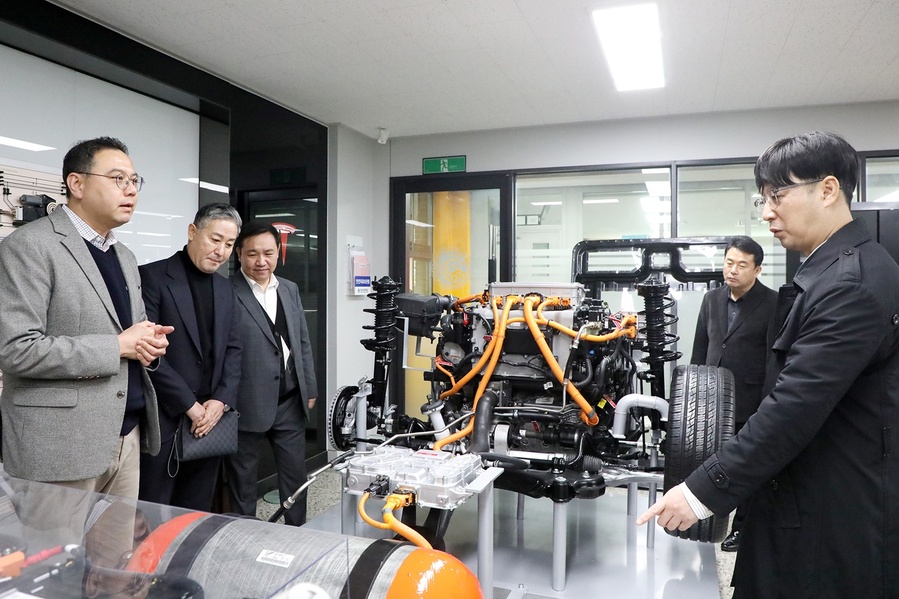 ▲ 스마트e자동차과 류경진 교수가 한국자동차공정정보협회 관계자들에게 진단장비, 전기차,하이브리드 실습 환경에 대해 설명하고 있다.ⓒ영남이공대