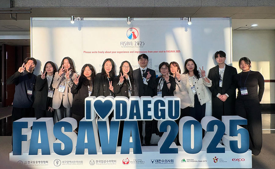 ▲ 학술대회에 참석한 동물보건학과 석 박사과정 대학원생들과 학과교수들이 기념촬영을 하고 있다.ⓒ 대구한의대