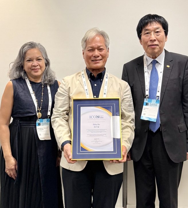 ▲ 배기동 명예교수(가운데)가 지난 13일 UAE 두바이에서 열린 제27차 국제박물관협회(ICOM) 총회에서 제1회 탁월한 박물관인상을 받았다.ⓒ한양대