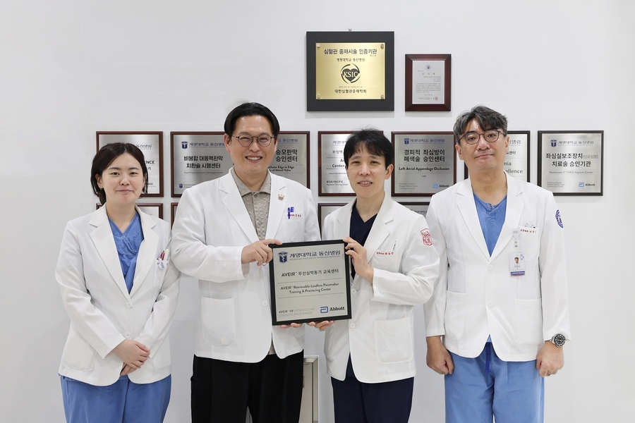 ▲ 동산병원 심장내과 부정맥 팀이 리드리스 페이스메이커(leadless pacemaker, 무전극선 심박동기) 시술 분야에서 축적해 온 임상 경험과 우수한 시술 성적을 인정받았다(센터 지정 현판식 기념 사진 왼쪽부터 정민수, 정태완, 황종민, 박형섭 교수).ⓒ계명대학교 동산의료원