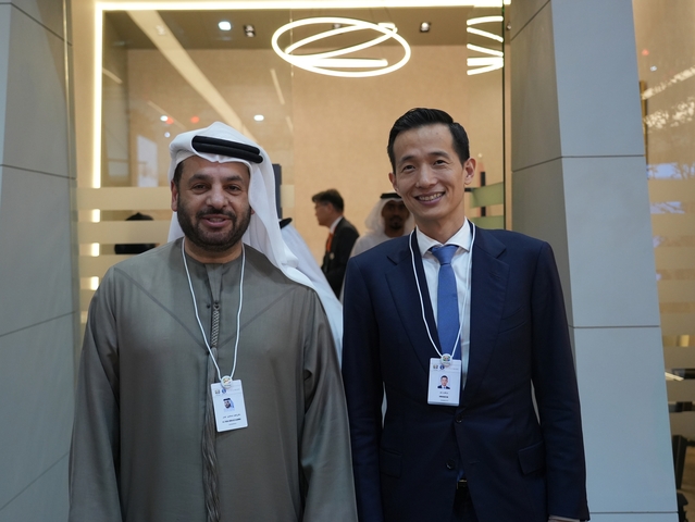 ▲ 김동관 한화그룹 부회장(오른쪽)이 지난 2월 아랍에미리트(UAE)에서 열린 IDEX 2025에서 EDGE 그룹 CEO '파이살 알 반나이(Faisal Al Bannai)'와 업무 미팅을 진행했다. ⓒ한화에어로스페이스