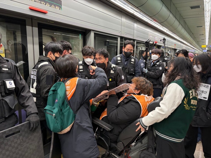 ▲ 전국장애인차별철폐연대(전장연)가 18일 오전 서울 지하철 5호선 광화문역에서 탑승 시위를 벌이고 있다. ⓒ연합뉴스