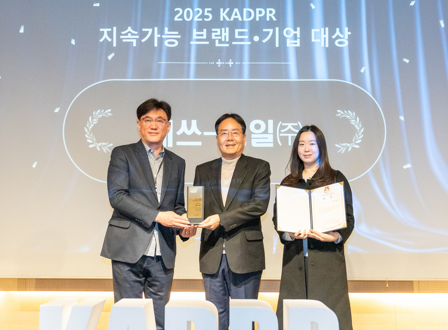 ▲ 2025 대한민국 지속가능브랜드 대상 기념사진을 촬영 중인 이영호 S-OIL 영업전략부문장(가운데)과 한광석 한국광고홍보학회장(왼쪽 첫번째)ⓒS-OIL