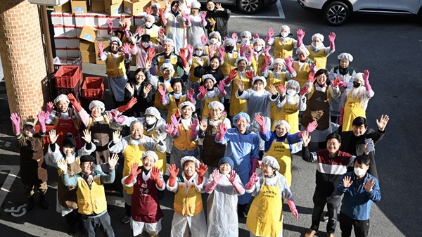 ▲ 김제선 구청장이 18일 부사칠석놀이보존회관에서 열린 ‘이웃사랑 김장 나눔’ 행사에서 자원봉사자들과 함께 김치를 담그고 있다.ⓒ중구