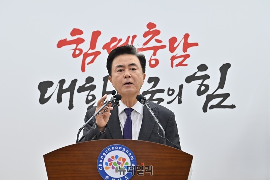 ▲ 김태흠 충남도지사가 18일 오전 도청에서 천안아산역 인근에 대형 돔구장을 짓겠다는 구상을 밝히고 있다.ⓒ김정원 기자