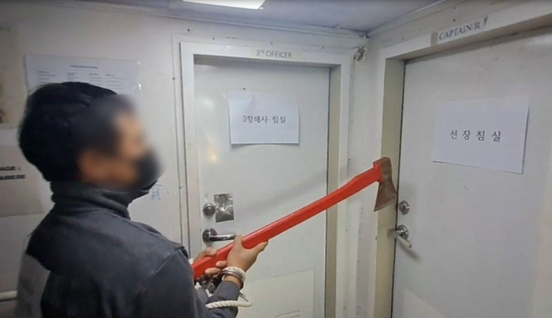 ▲ 현장 검증하는 베트남 선원.ⓒ부산해양경찰서