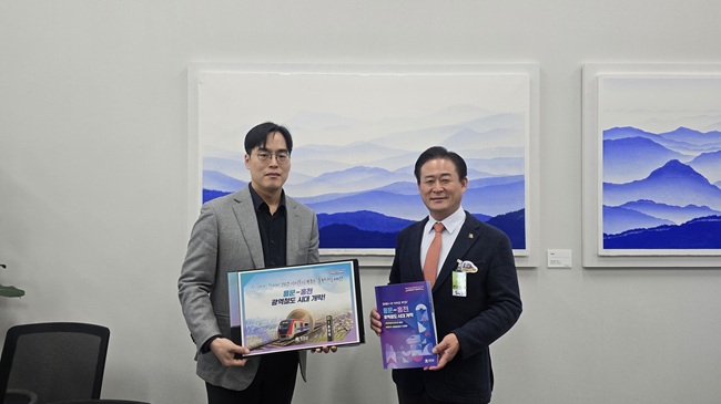 ▲ 신영재 홍천군수는 18일 용문~홍천 광역철도의 소중한 군민염원을 알리기 위해 제작한 책자를 국회의원실에 배부하며 홍보활동을 전개했다. ⓒ홍천군