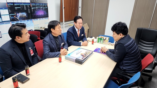 ▲ 신영재 홍천군수는 18일 용문~홍천 광역철도의 소중한 군민염원을 알리기 위해 제작한 책자를 국회의원실에 배부하며 홍보활동을 전개했다. ⓒ홍천군