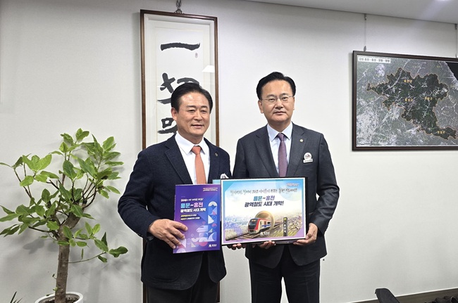 ▲ 신영재 홍천군수는 18일 용문~홍천 광역철도의 소중한 군민염원을 알리기 위해 제작한 책자를 유상범 국회의원에게 전달했다. ⓒ홍천군