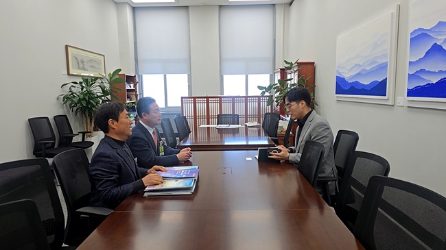 ▲ 신영재 홍천군수는 18일 용문~홍천 광역철도의 소중한 군민염원을 알리기 위해 제작한 책자를 국회의원실에 배부하며 홍보활동을 전개했다. ⓒ홍천군