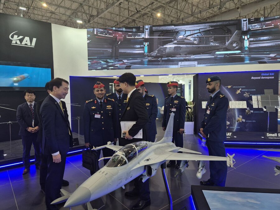 ▲ 18일 UAE 공군 공동개발위원장이 두바이 에어쇼에서 KAI 부스에 방문했다. ⓒKAI