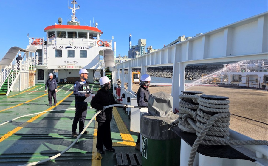 ▲ 한국해양교통안전공단(KOMSA)이 관계기관 합동으로 겨울철 대비 연안여객선 특별점검 중 소방 설비를 점검 중인 모습.ⓒ한국해양교통안전공단