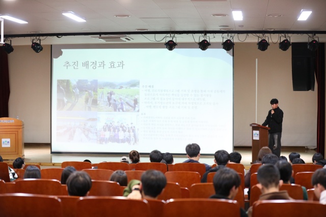 ▲ ‘2025 평택시청소년참여예산제 사업 결과보고회-참여의 기록, 청소년의 목소리로 듣다’에 참여한 한 청소년이 운영결과를 발표하고 있다ⓒ평택시 제공