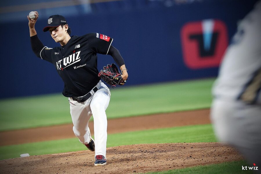 ▲ kt 위즈 고영표가 토종 투수로는 처음으로 KBO 수비상을 받았다.ⓒkt 위즈 제공