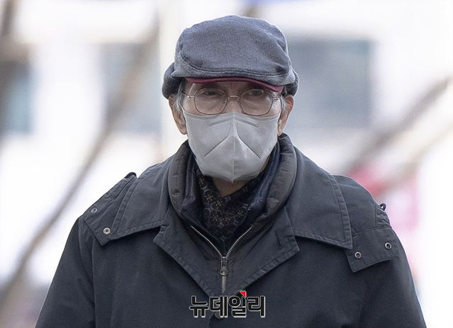 ▲ 강제추행 혐의를 받고 있는 배우 오영수씨가 2023년 2월 3일 오후 경기 성남시 수원지방법원 성남지원에서 진행된 첫 공판에 출석하고 있다. ⓒ서성진 기자