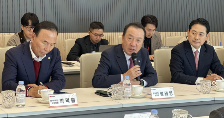 ▲ 사진 중앙이 엄태영 국민의힘 충북도당 위원장. 오른쪽은 장동혁 국민의힘 대표, 왼쪽은 박덕흠 의원(보은옥천영동괴산).ⓒ국민의힘 충북도당