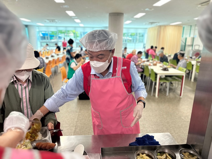 ▲ 엄태영 국민의힘 충북도당위원장이 급식 봉사활동을 하고 있다.ⓒ국민의힘 충북도당