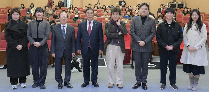 ▲ 최민호 세종시장(왼쪽 네 번째)이 18일 오후 세종시립도서관에서 열린 ‘세종의 나라 지혜 나눔 독서토론회’에 앞서 김진명 작가 등과 함께 기념촬영을 하고 있다.ⓒ세종시