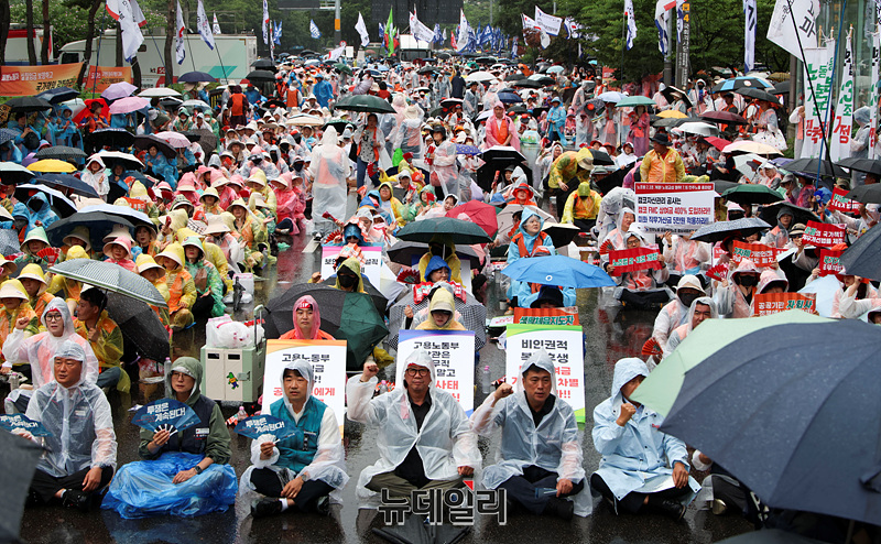 ▲ 전국민주노동조합총연맹이 지난 7월 16일 오후 서울 여의도 국회의사당 앞에서 열린 2025 총파업 대회에서 노조법 2·3조 개정, 윤 정부 반 노동정책 폐기, 노·정 교섭 쟁취 등을 촉구하고 있다. ⓒ서성진 기자