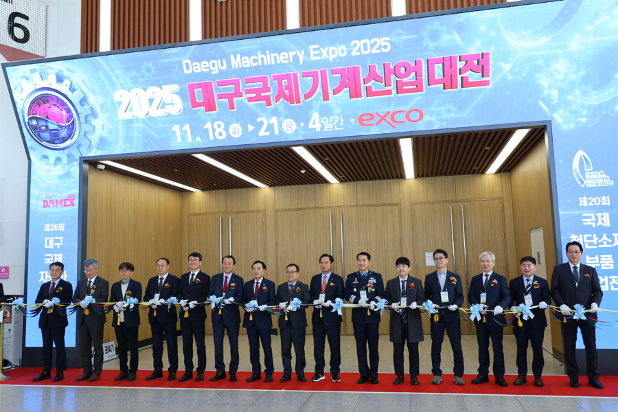 ▲ ‘2025 대구국제기계산업대전’이 18일 기계, 첨단소재, 부품 산업의 최신 기술을 선보이며 엑스코에서 화려하게 개막했다.ⓒ엑스코