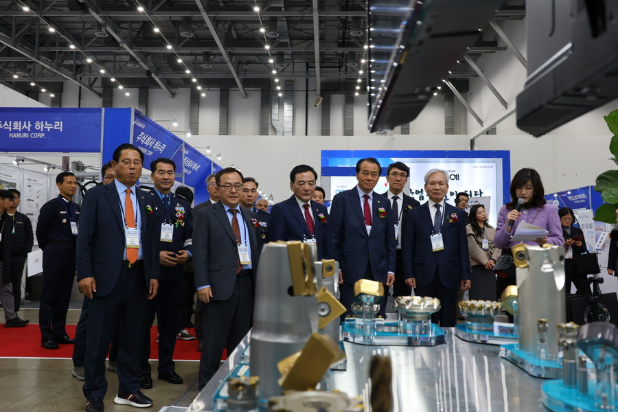 ▲ ‘2025 대구국제기계산업대전’은 오는 11월 21일까지 열리며, 19일 개막하는 ‘2025 국제철강및비철금속산업전’과 같은 기간 진행된다. 사진은 개막식 내빈 행사장 투어 장면.ⓒ엑스코