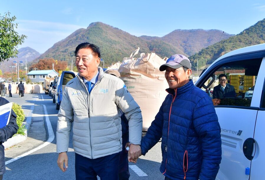 ▲ 김한종 장성군수(좌측)가 지난 17일 북하면 쌀 수매 현장을 방문해 농업인들에게 감사 인사를 전했다.ⓒ장성군 제공