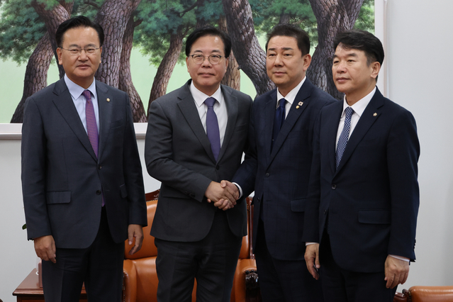 ▲ 더불어민주당 김병기 원내대표와 국민의힘 송언석 원내대표가 18일 서울 여의도 국회에서 회동하고 있다.

왼쪽부터 국민의힘 유상범 원내운영수석부대표·송언석 원내대표, 더불어민주당 김병기 원내대표·문진석 원내운영수석부대표. ⓒ연합뉴스