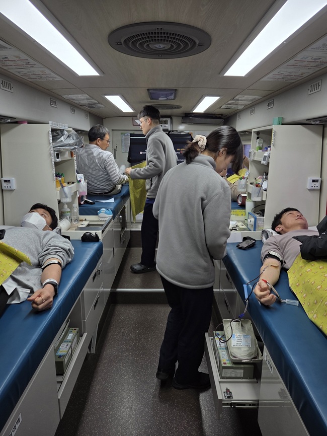 ▲ 춘천도시공사가 18일 지속적인 혈액 수급 부족 상황을 해소하기 위해 임직원이 참여하는 헌혈 캠페인을 진행했다. ⓒ춘천도시공사