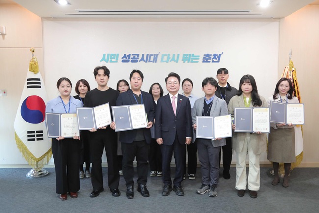 ▲ 육동한 춘천시장이 이날 시청 접견실에서 청렴 우수 부서 소속 직원(청렴리더) 11명에게 상장을 수여했다. ⓒ춘천시