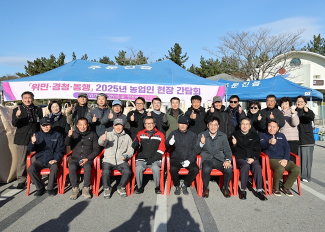 ▲ 김홍규 시장이 18일 주문진해수욕장 주차장의 건조벼 수매 현장을 방문해 올해 가뭄과 연속 강우로 노고가 큰 농업인들을 격려하고 현장 애로사항을 청취했다.
ⓒ강릉시