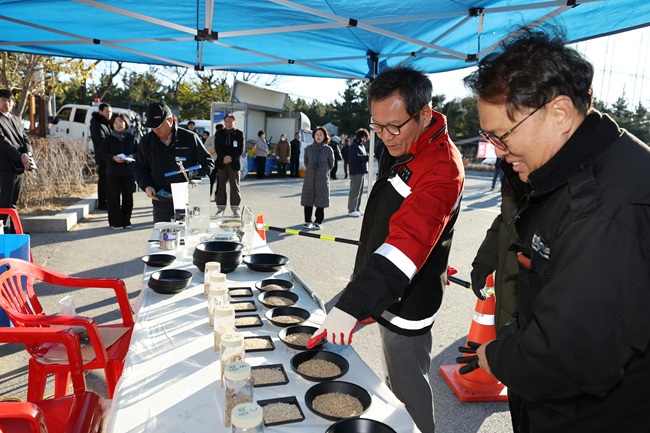 ▲ 김홍규 시장이 18일 주문진해수욕장 주차장의 건조벼 수매 현장을 방문해 올해 가뭄과 연속 강우로 노고가 큰 농업인들을 격려하고 현장 애로사항을 청취했다. ⓒ강릉시