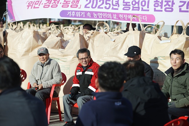 ▲ 김홍규 시장이 18일 주문진해수욕장 주차장의 건조벼 수매 현장을 방문해 올해 가뭄과 연속 강우로 노고가 큰 농업인들을 격려하고 현장 애로사항을 청취했다. ⓒ강릉시