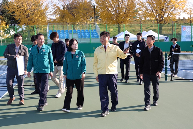 ▲ 심규언 동해시장이 지난 13일 동해종합경기장을 비롯한 주요 경기장 시설물 정비 현장을 직접 점검했다. ⓒ동해시