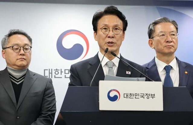 ▲ 김민석 국무총리가 18일 서울 종로구 정부서울청사에서 열린 '론스타' ISDS 취소 신청 관련 긴급 브리핑에서 정부는 오늘 오후 3시 22분경 미국 동부 시간으로는 새벽 1시 22분경에 미국 워싱턴 D.C.에 있는 국제투자분쟁해결센터(ICSID)의 론스타 ISDS 취소위원회로부터 대한민국 승소 결정을 선고받았다고 발표하고있다. ⓒ뉴시스