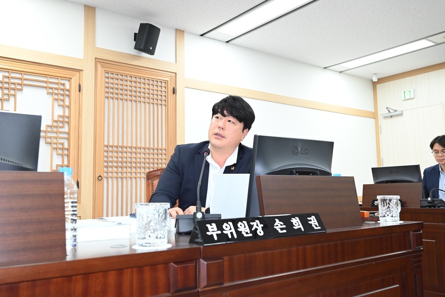 ▲ 손희권 부위원장은 행정사무감사에서, 경북도 근로자종합복지관 신축공사 중 발생한 토사면 붕괴 사고를 집중 추궁하며 철저한 원인 규명과 재발 방지 대책 마련을 촉구했다.ⓒ경북도의회